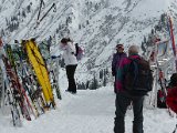 EWF-Skiwoche 2016 - 21 - Fr, Ruedi sieht seine Skis als Rettungsschlitten....JPG